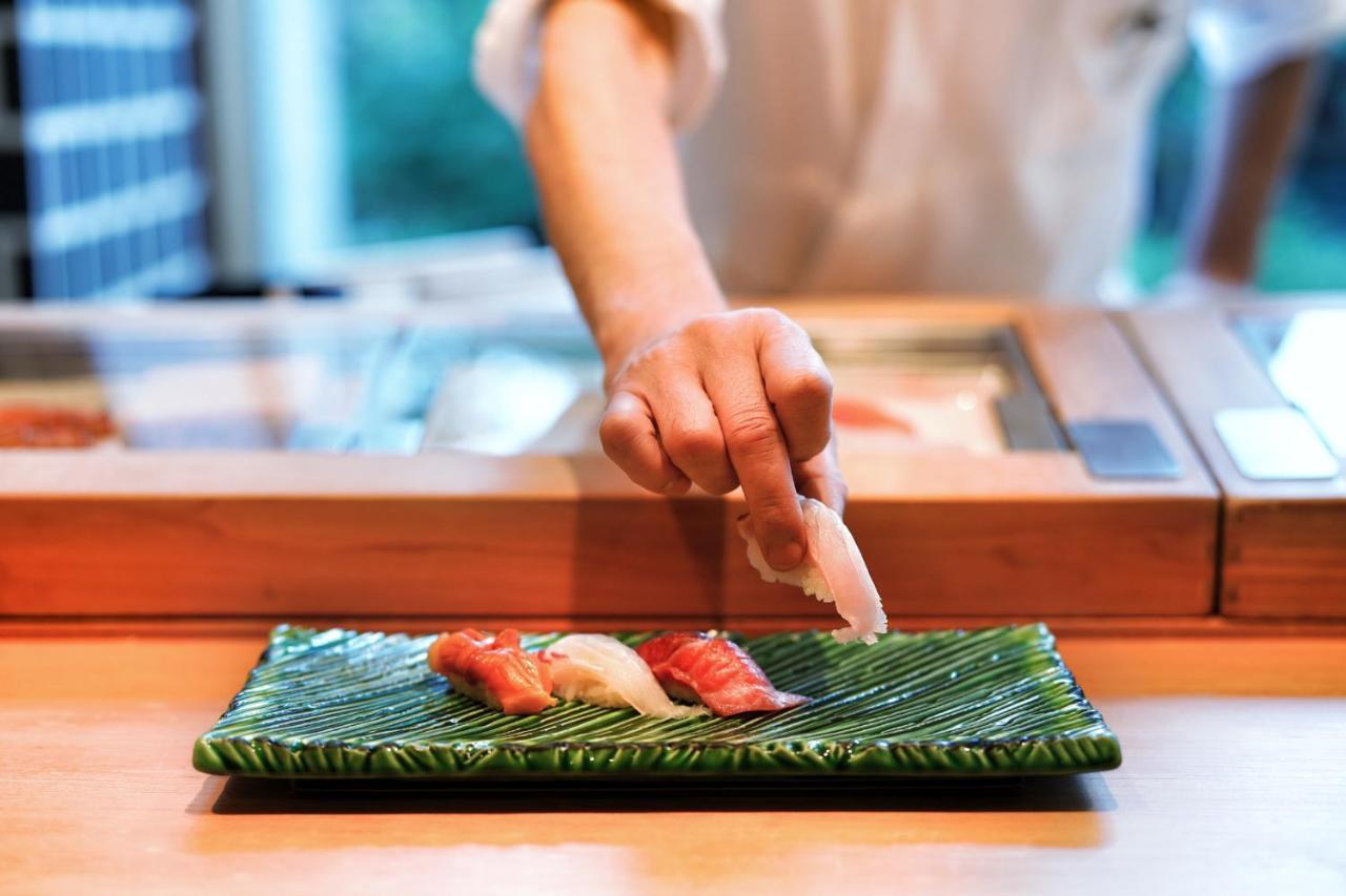The Prince Park Tower Tokyo - Preferred Hotels & Resorts, Lvx Collection Esterno foto Chef preparing sushi