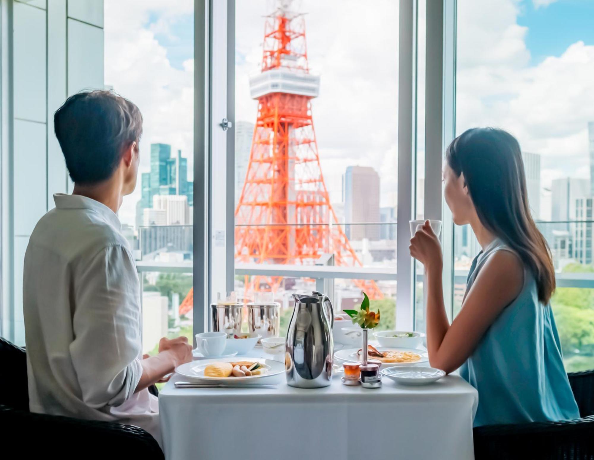 The Prince Park Tower Tokyo - Preferred Hotels & Resorts, Lvx Collection Esterno foto A couple dining at the Tokyo Bay Club