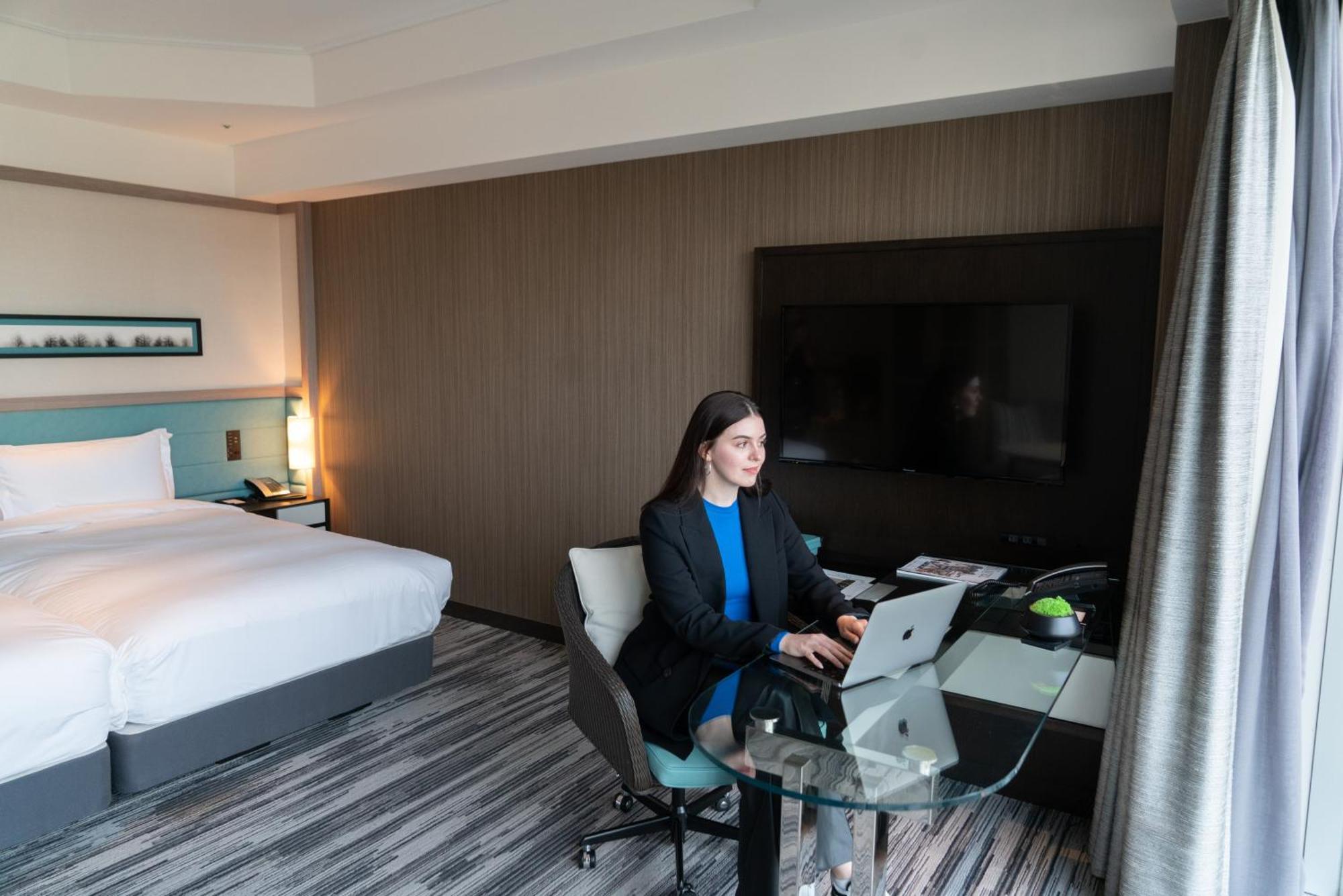 The Prince Park Tower Tokyo - Preferred Hotels & Resorts, Lvx Collection Esterno foto A business traveller working in a hotel room
